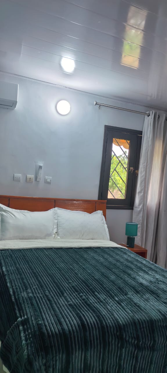 Fenêtre ouverte sur la végétation du Moronou — l'hôtel BÉKAN TIÉ au cœur de la nature